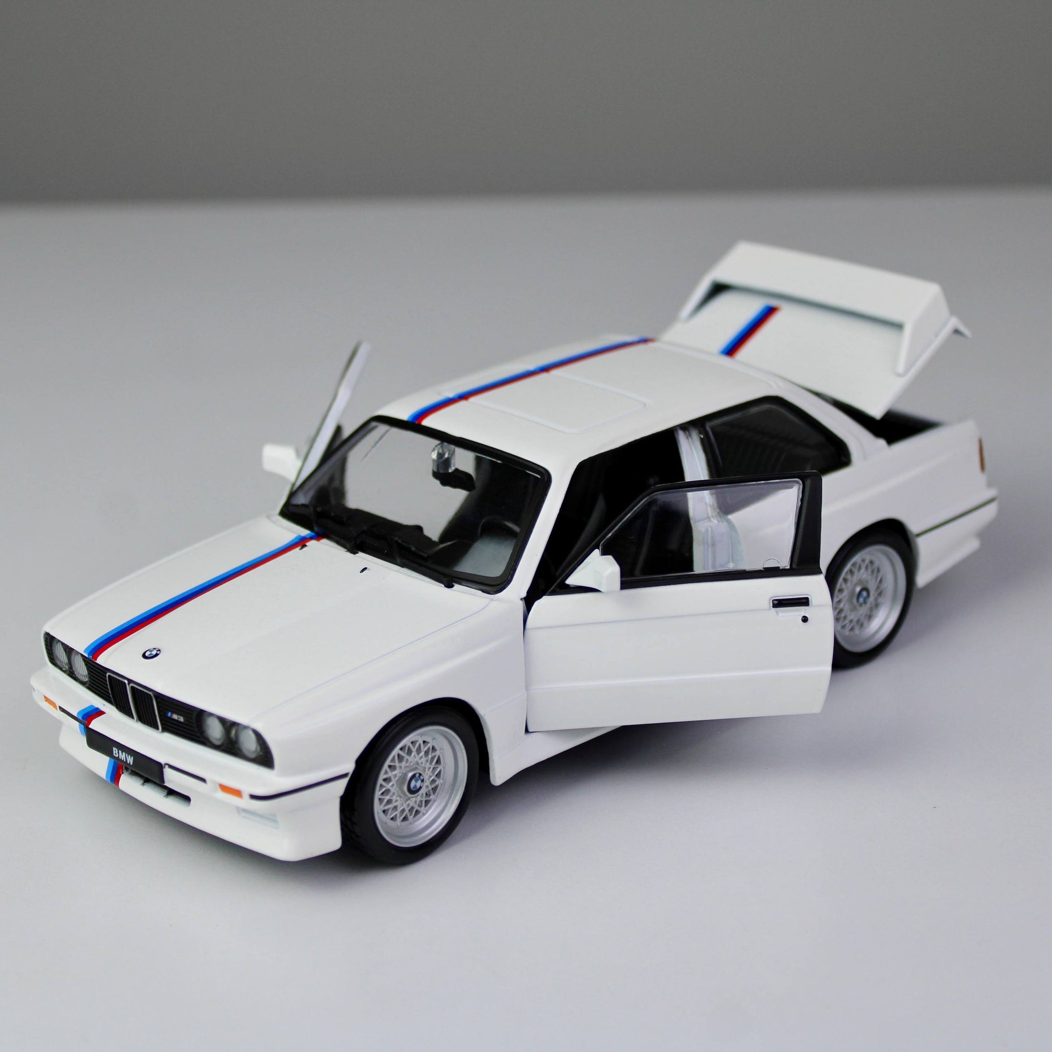 Bburago BMW M3 (E30) 1988 Die-Cast Model Car (1:24)