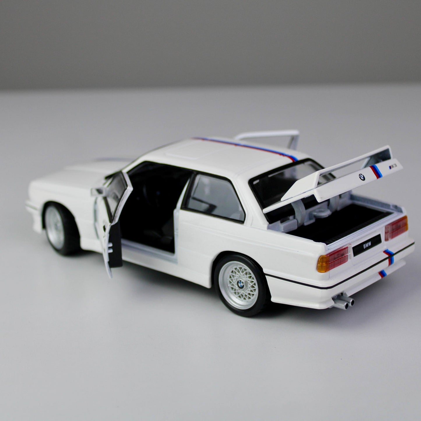 Bburago BMW M3 (E30) 1988 Die-Cast Model Car (1:24)