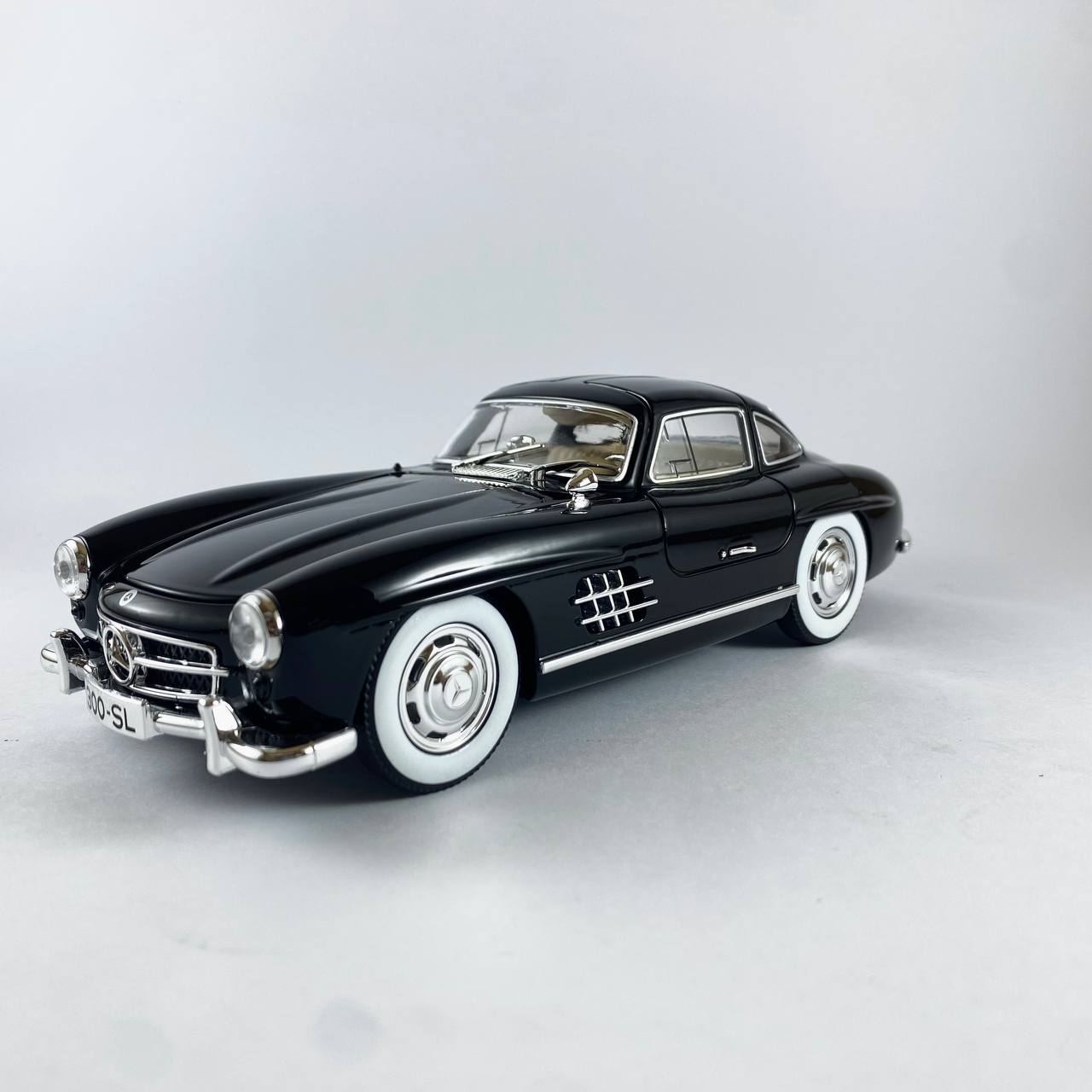 Mercedes-Benz 300SL 1:24 Scale Die-Cast Model Car
