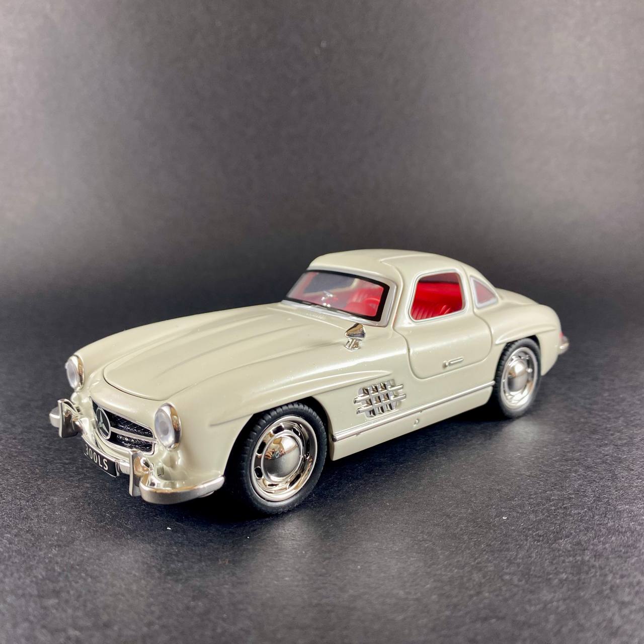 Mercedes-Benz 300SL 1:32 Scale Die-Cast Model Car