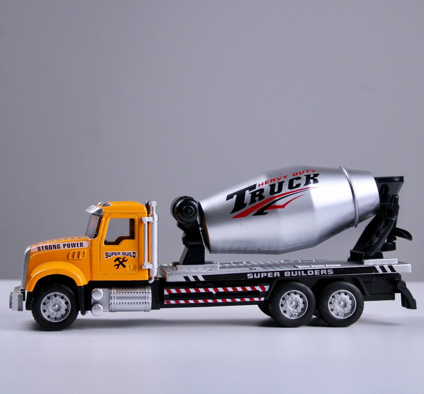 Heavy Cement Mixer Truck – 1:28 Scale