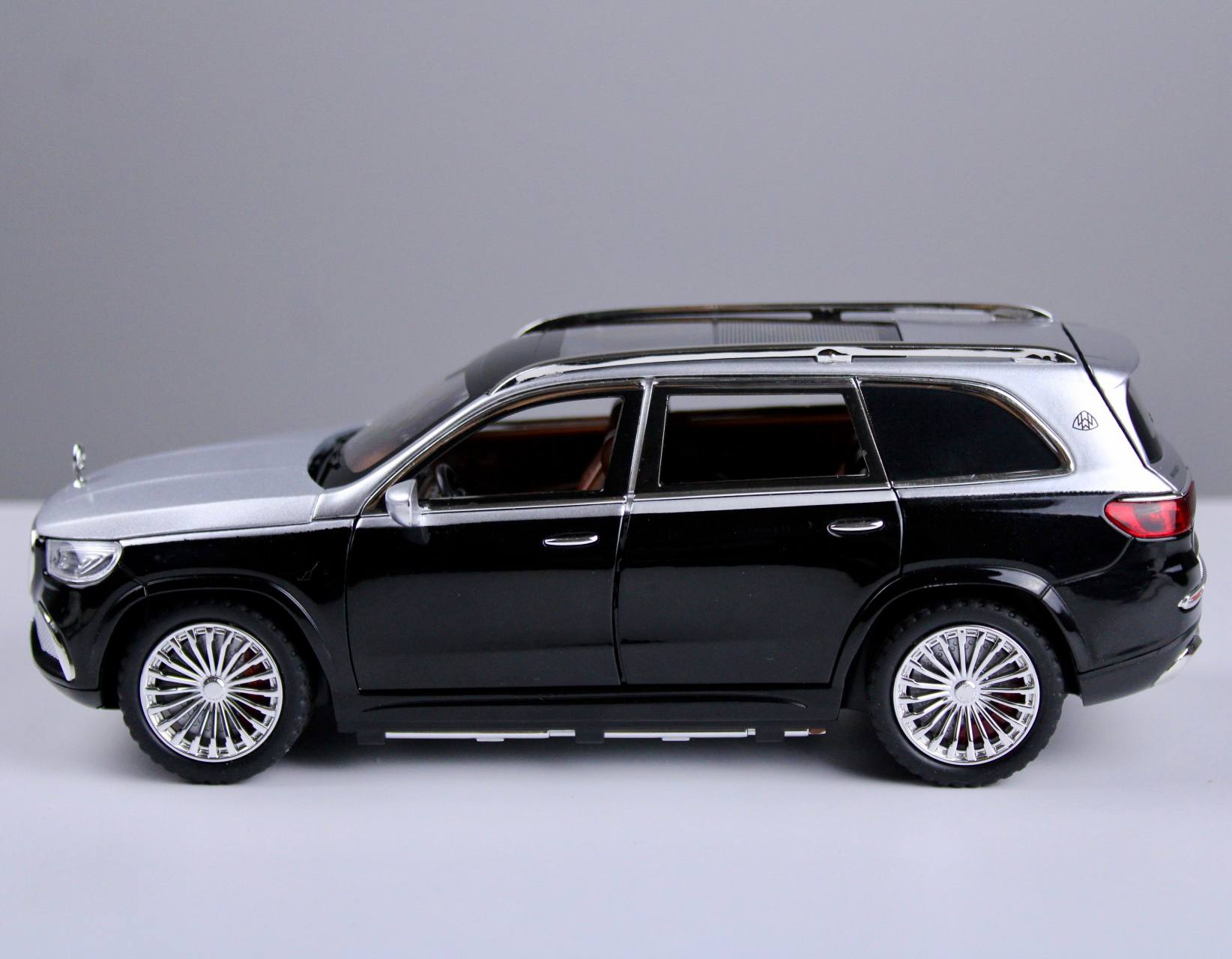 Mercedes Maybach GLS 600 Model Car – 1:24 Scale