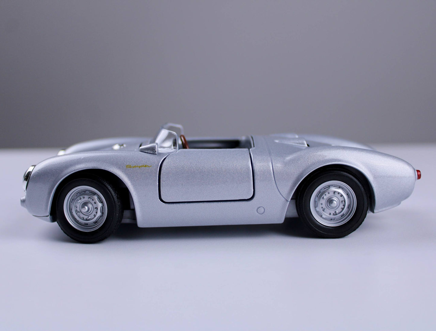 Porsche 550 Spyder 1955 Die-Cast Model – Welly Scale 1:24