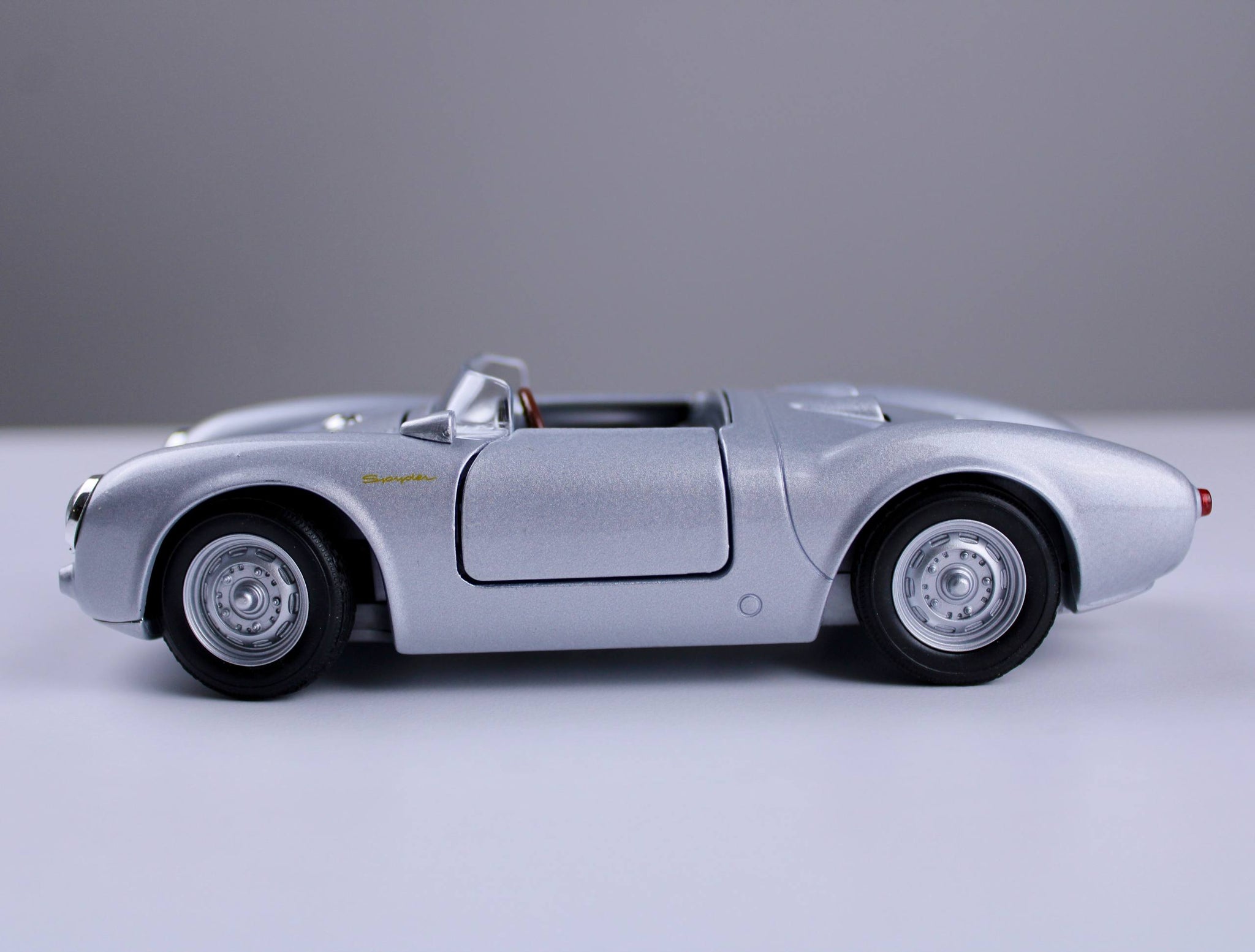 Porsche 550 Spyder 1955 Die-Cast Model – Welly Scale 1:24