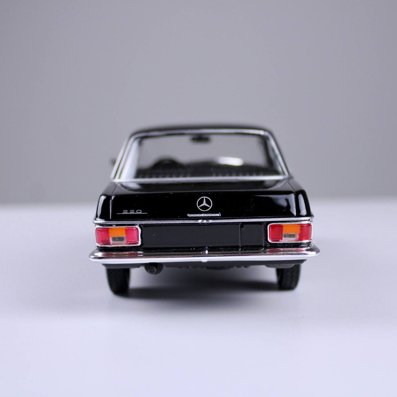 Mercedes-Benz 220 Die-Cast Model – Black