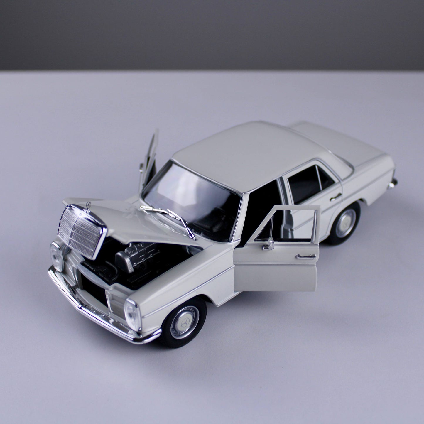 Mercedes-Benz 220 Die-Cast Model – White