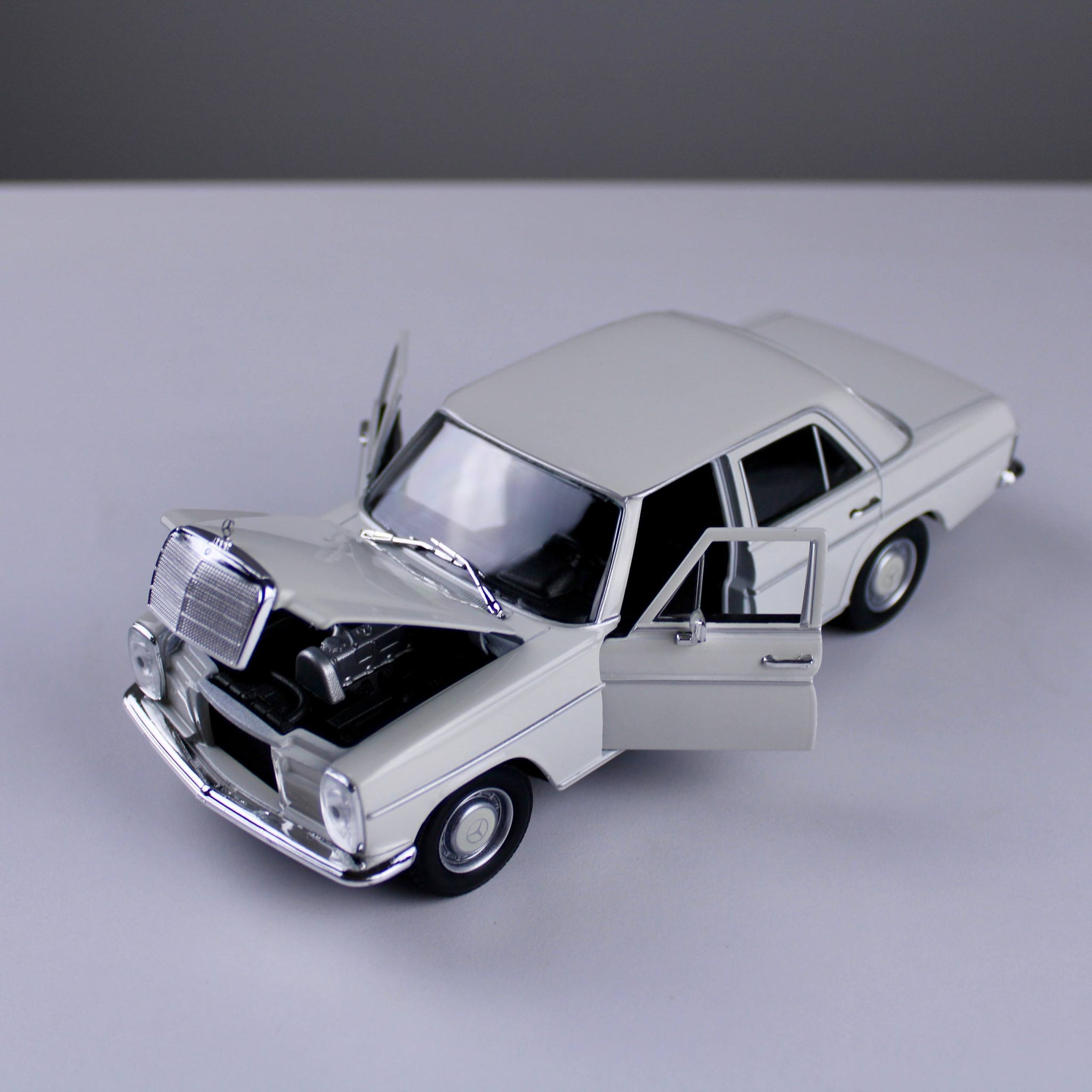 Mercedes-Benz 220 Die-Cast Model – White