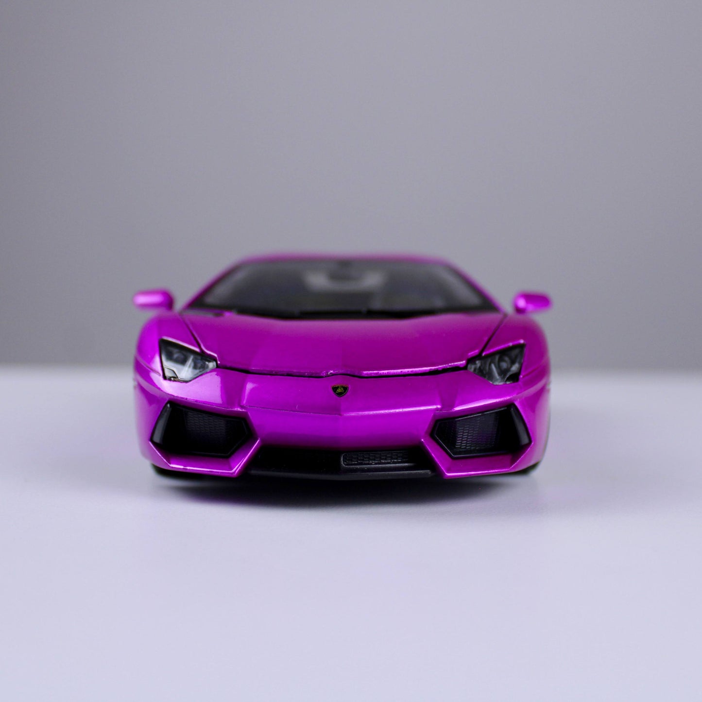 Lamborghini Aventador Coupé Die-Cast Model – Purple