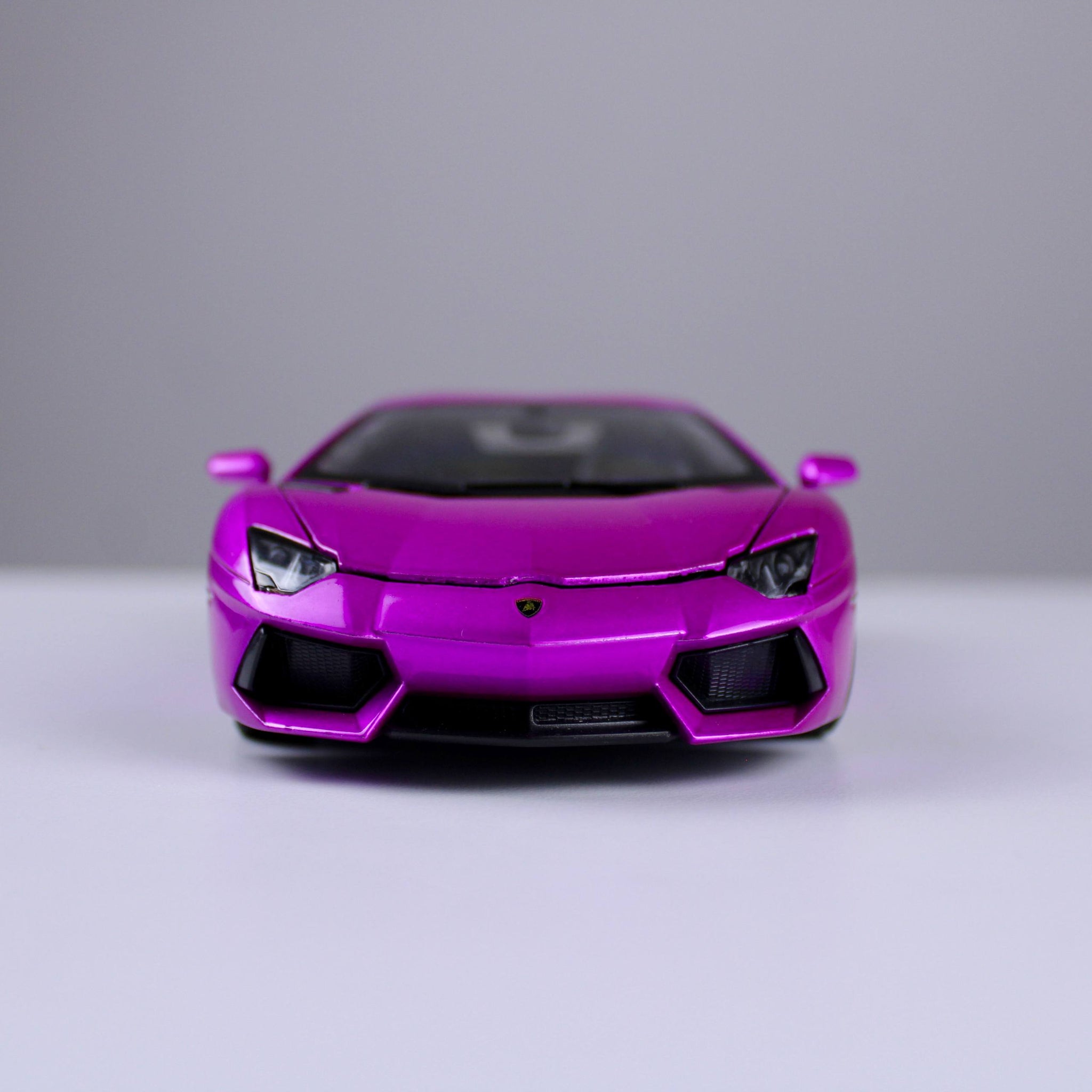 Lamborghini Aventador Coupé Die-Cast Model – Purple