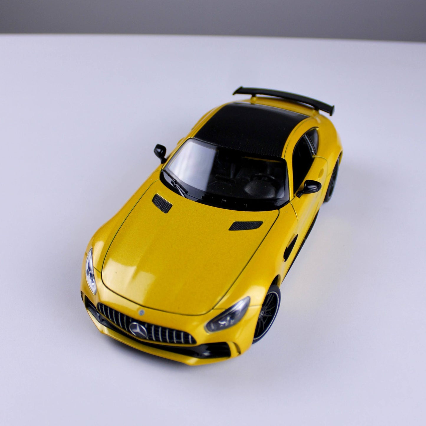 مجسم سيارة مرسيدس-AMG GT R