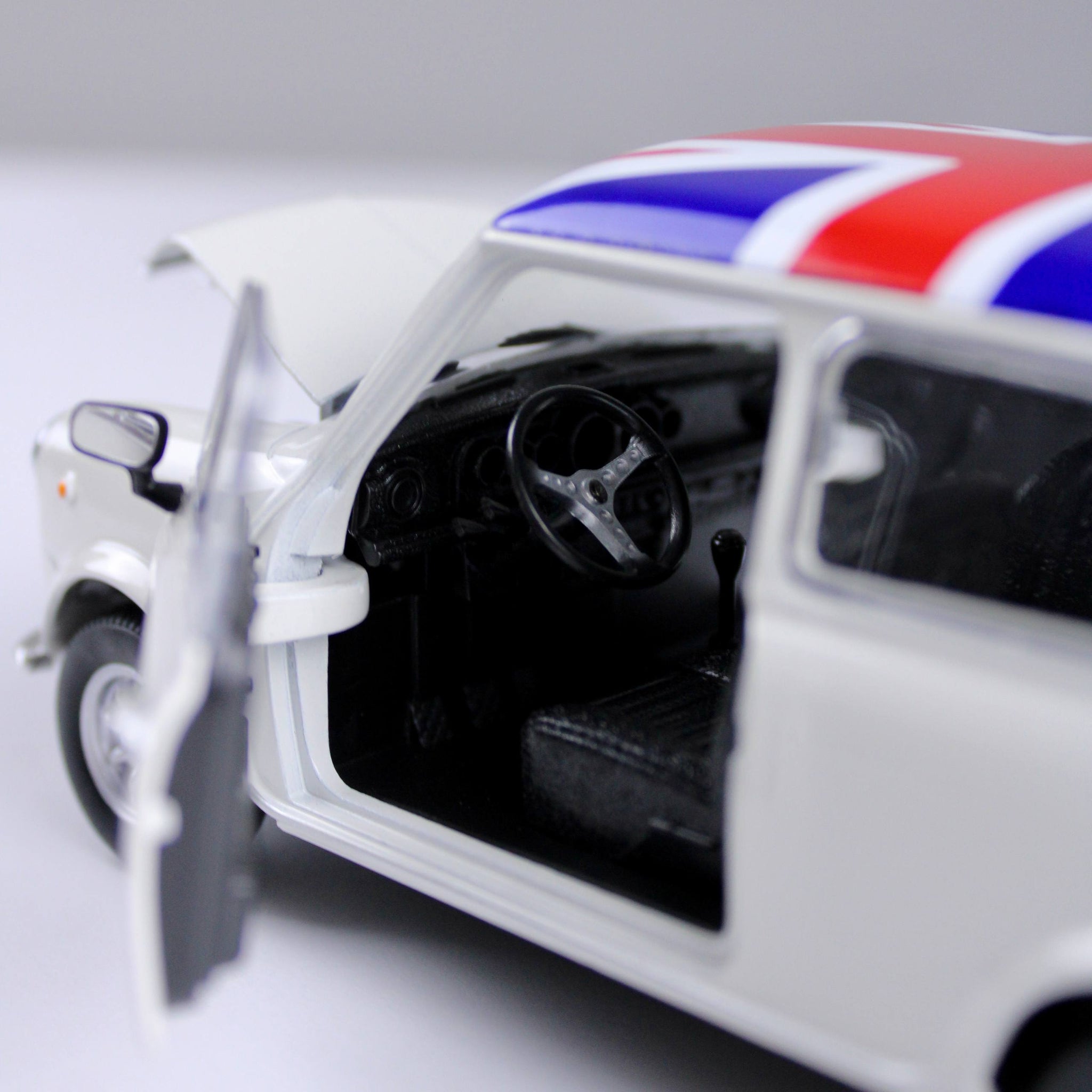 مجسم سيارة ميني كوبر 1300 كلاسيك – لون أبيض