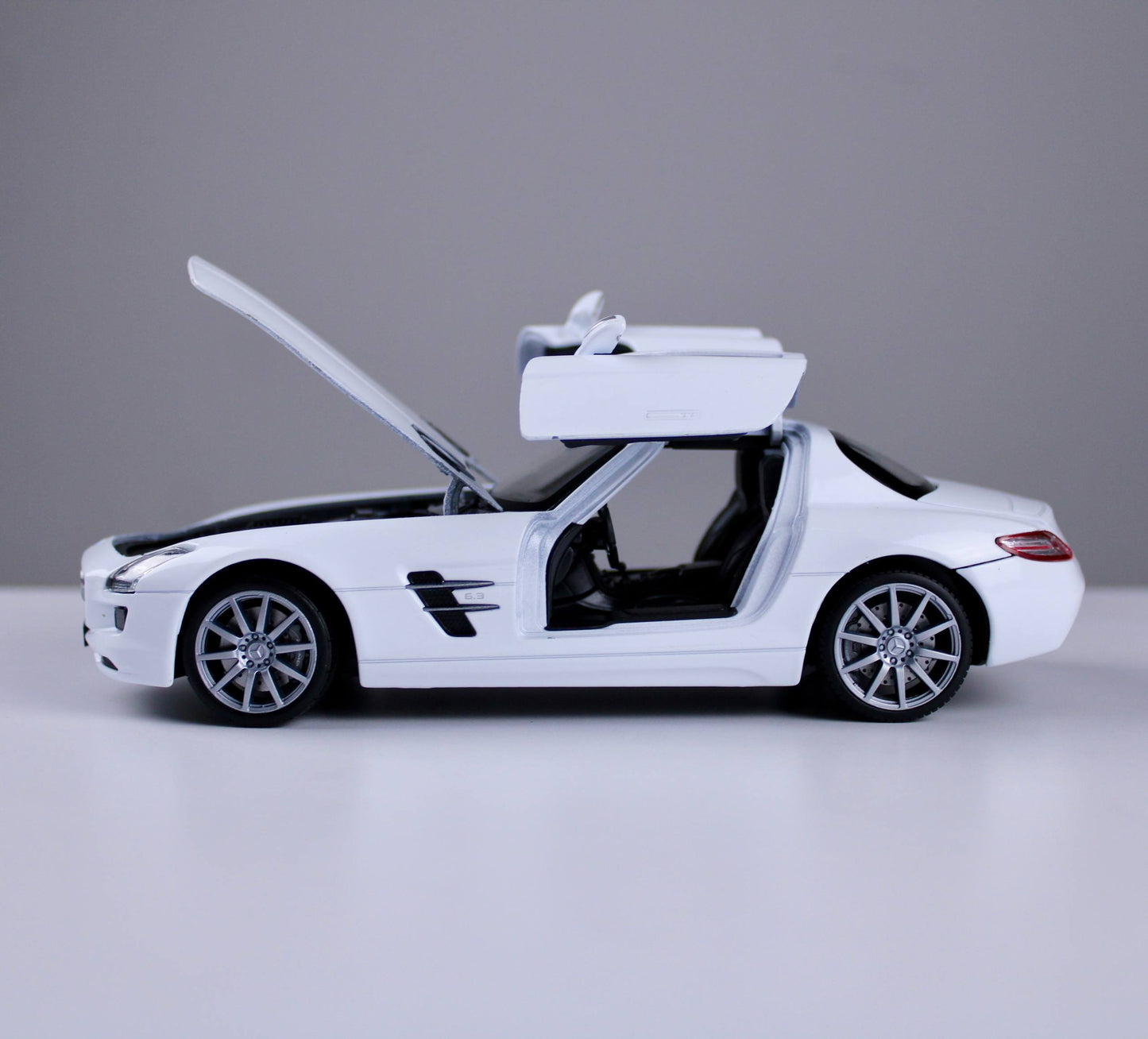 Mercedes-Benz SLS AMG Die-Cast Model Car – White