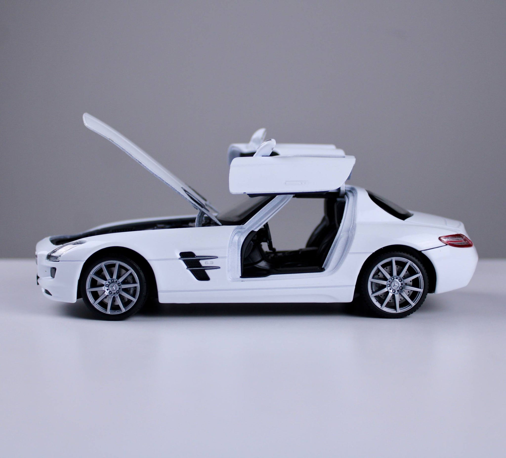 Mercedes-Benz SLS AMG Die-Cast Model Car – White