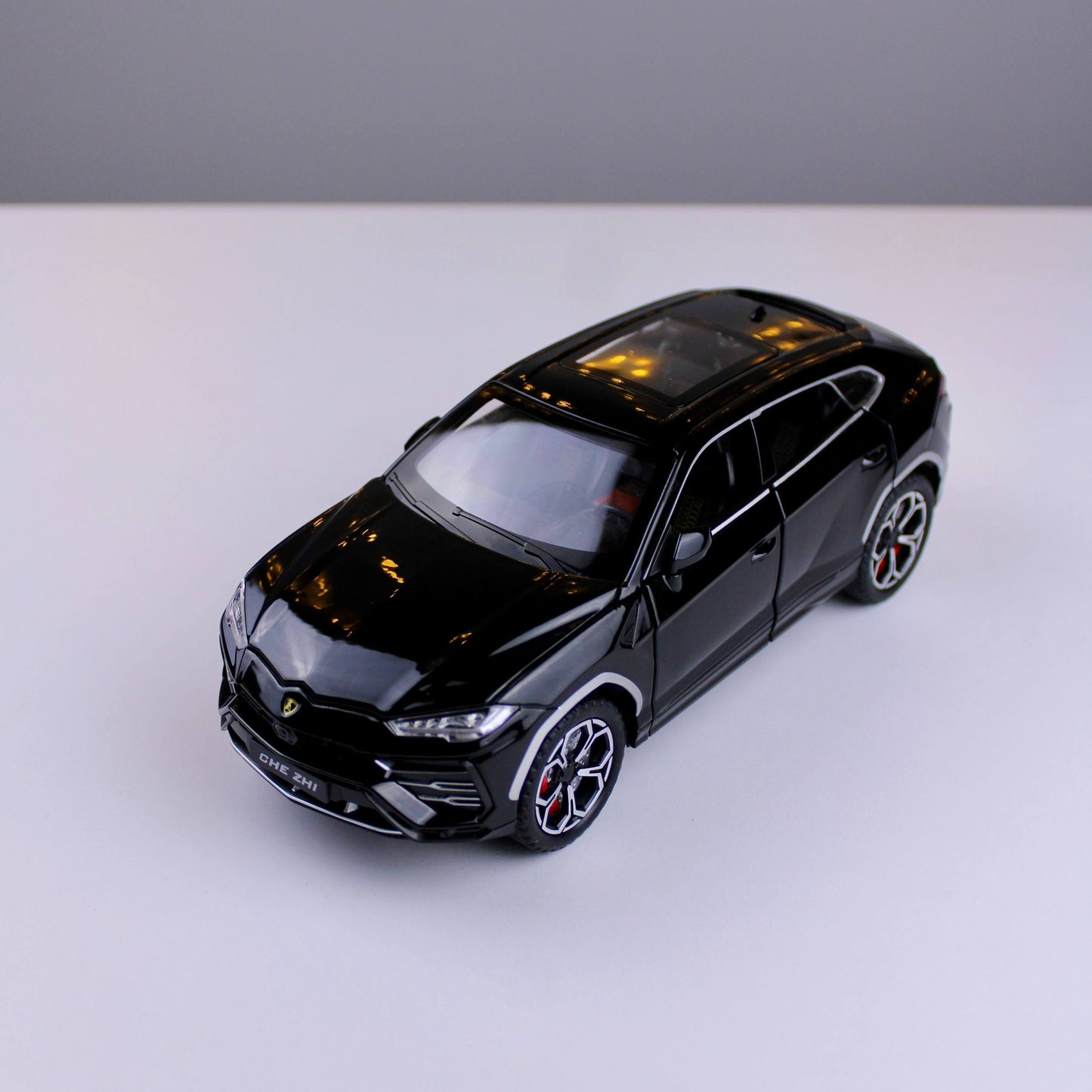 Lamborghini Urus Die-Cast Model Car – 1:24 Scale