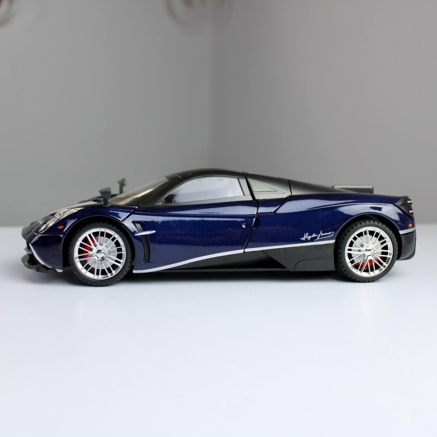 Pagani Huayra Diecast Model – 1:18 Scale (Magnificent Reach)