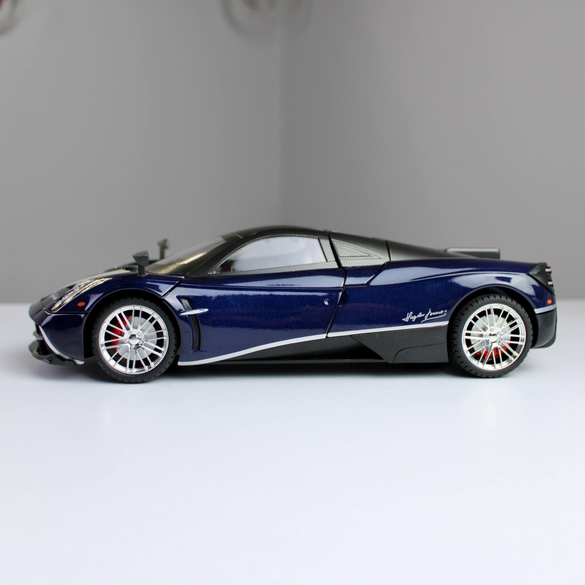 Pagani Huayra Diecast Model – 1:18 Scale (Magnificent Reach)