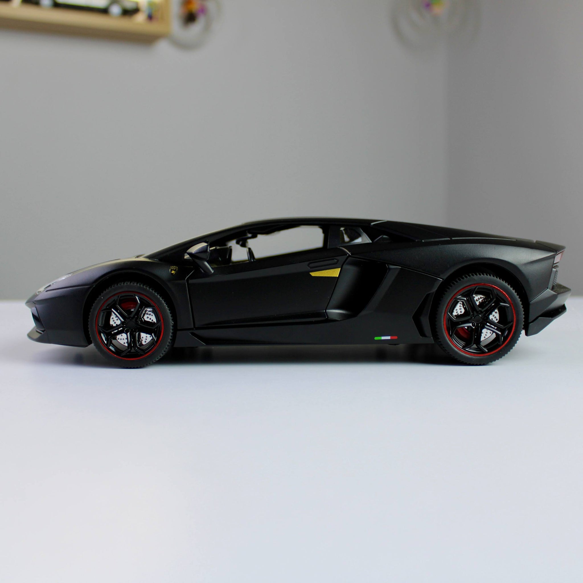 Lamborghini Countach LPI 800-4 Diecast Model – Luxury Supercar Replica (1:18)