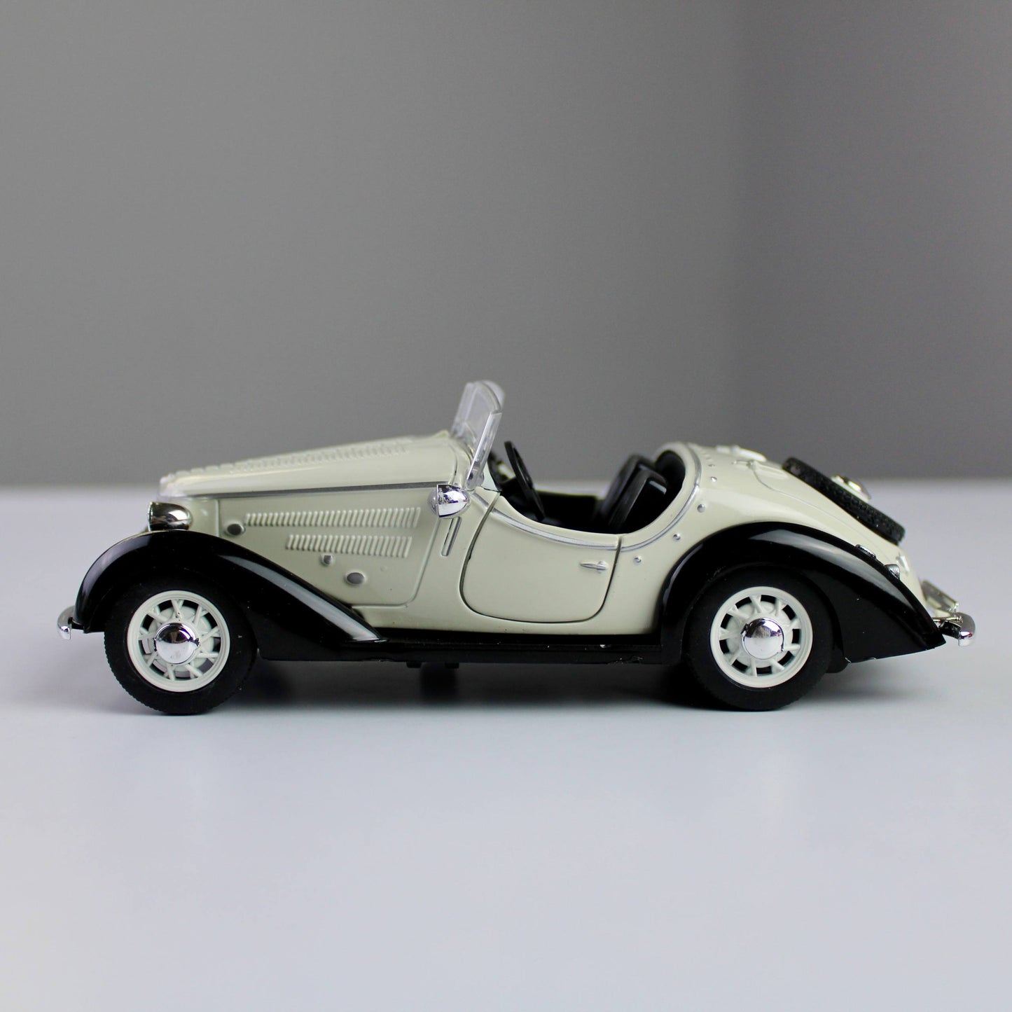 Audi Rover W25K Roadster Diecast Model – Classic Car (1:32)