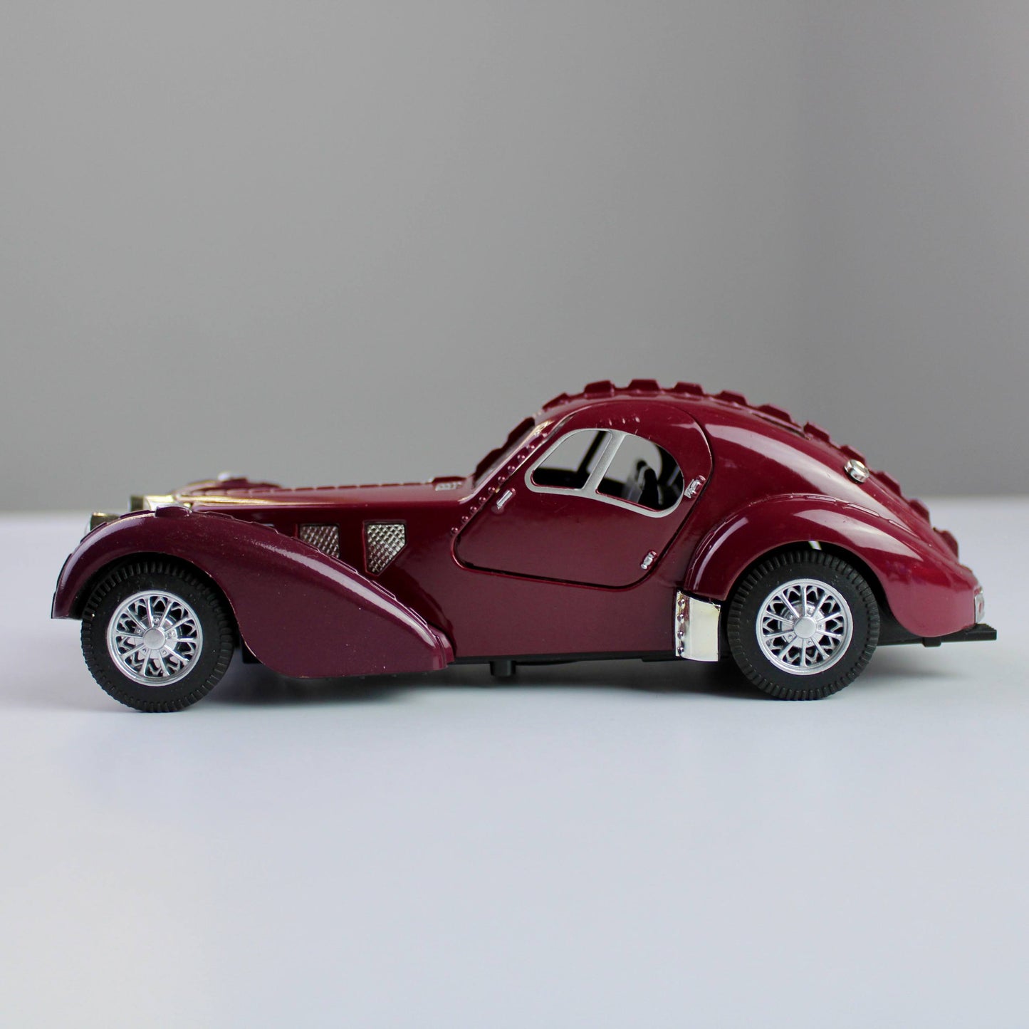 مجسم Bugatti 1936 – سيارة كلاسيكية بمقياس 1:28