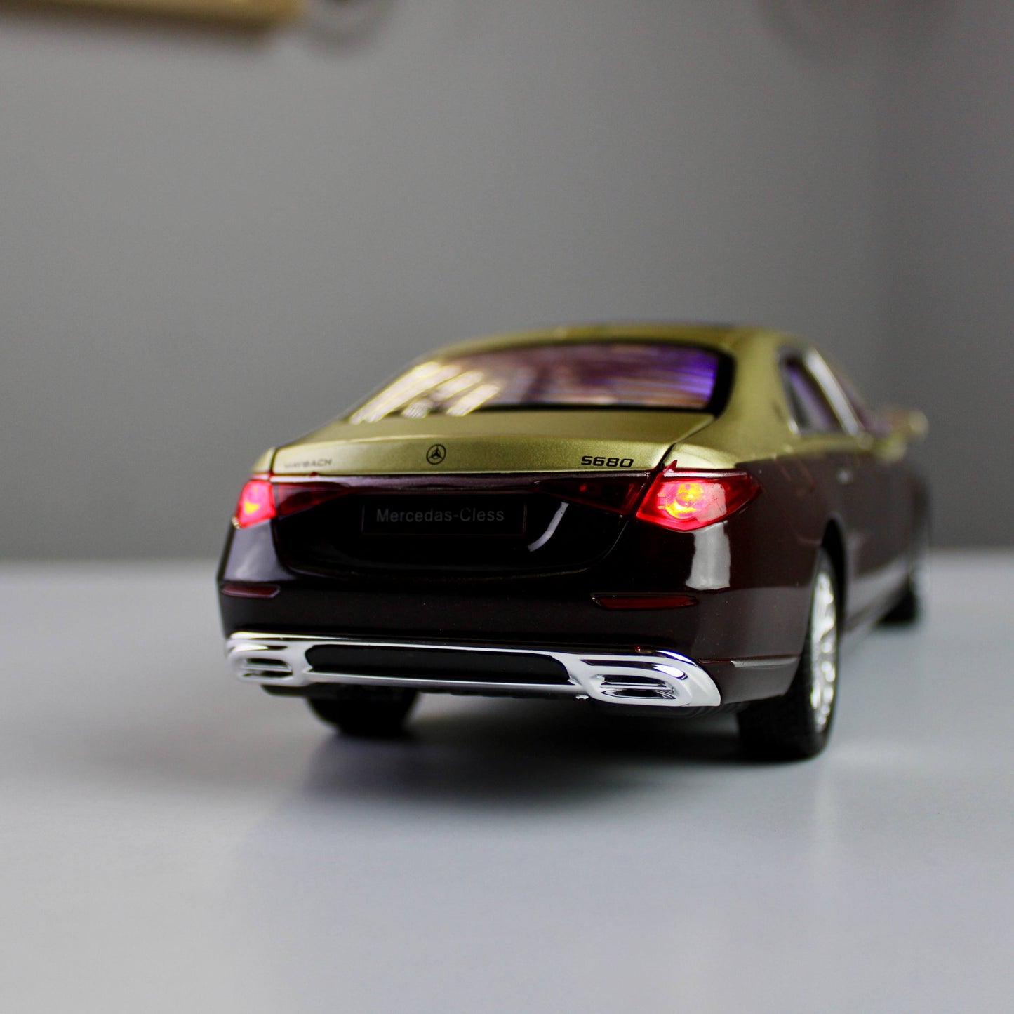 نموذج سيارة مرسيدس مايباخ 5680 المصبوبة – سيارة فاخرة (بمقياس 1:24)