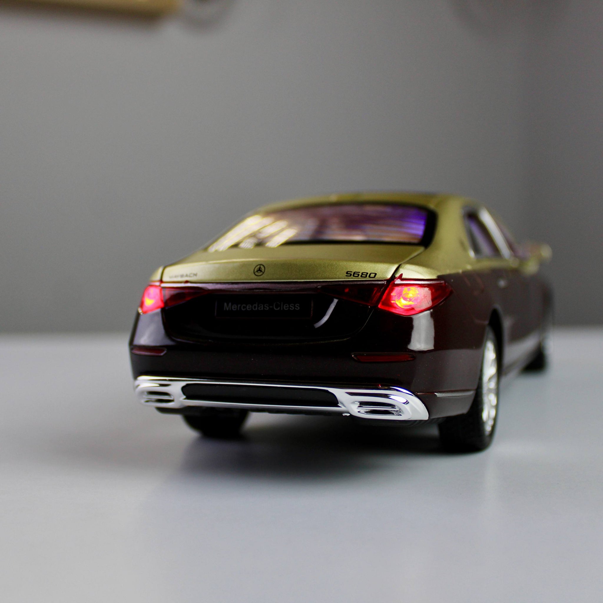نموذج سيارة مرسيدس مايباخ 5680 المصبوبة – سيارة فاخرة (بمقياس 1:24)