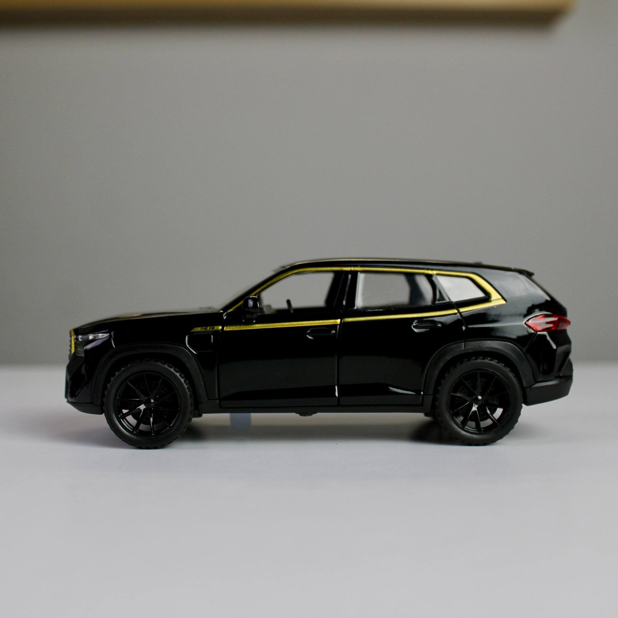 BMW XM 1:32 داي كاست – إضاءة، صوت