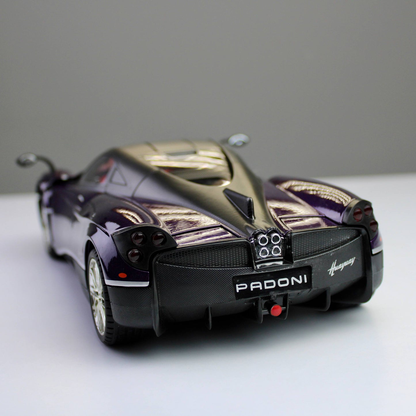 Pagani Huayra Diecast Model – 1:18 Scale (Magnificent Reach)