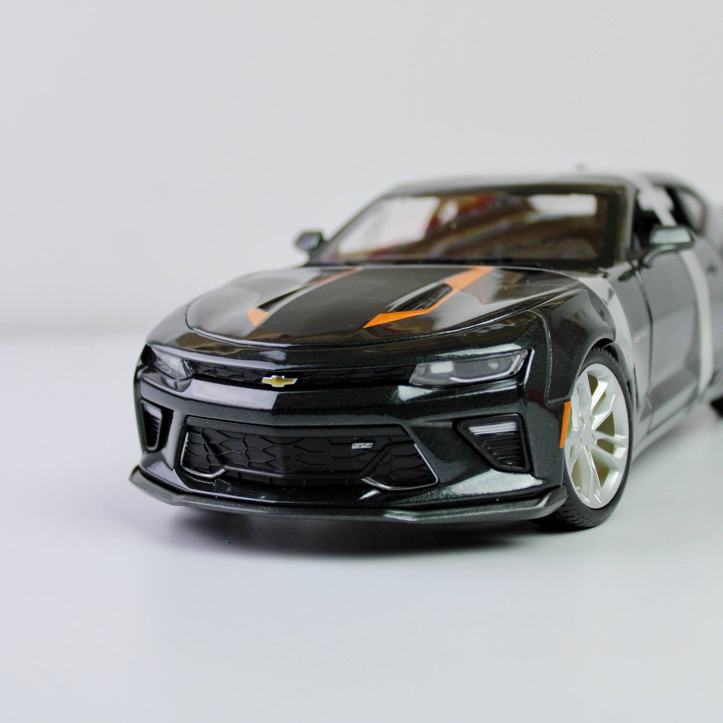 Maisto Chevrolet Camaro 50th Anniversary 2017 1:18 Die-Cast Model – Special Edition