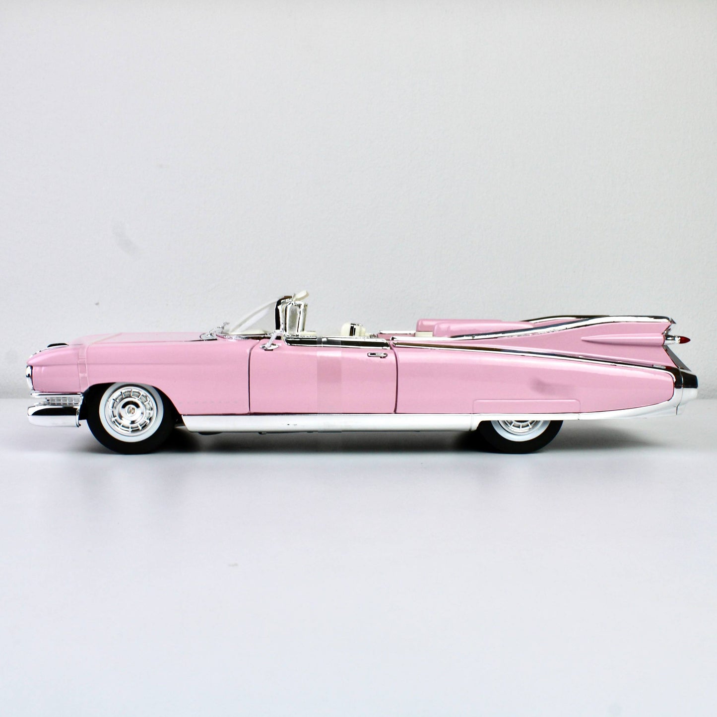 Maisto Cadillac Eldorado Biarritz 1959 1:18 Die-Cast Model – Pink Premiere Edition