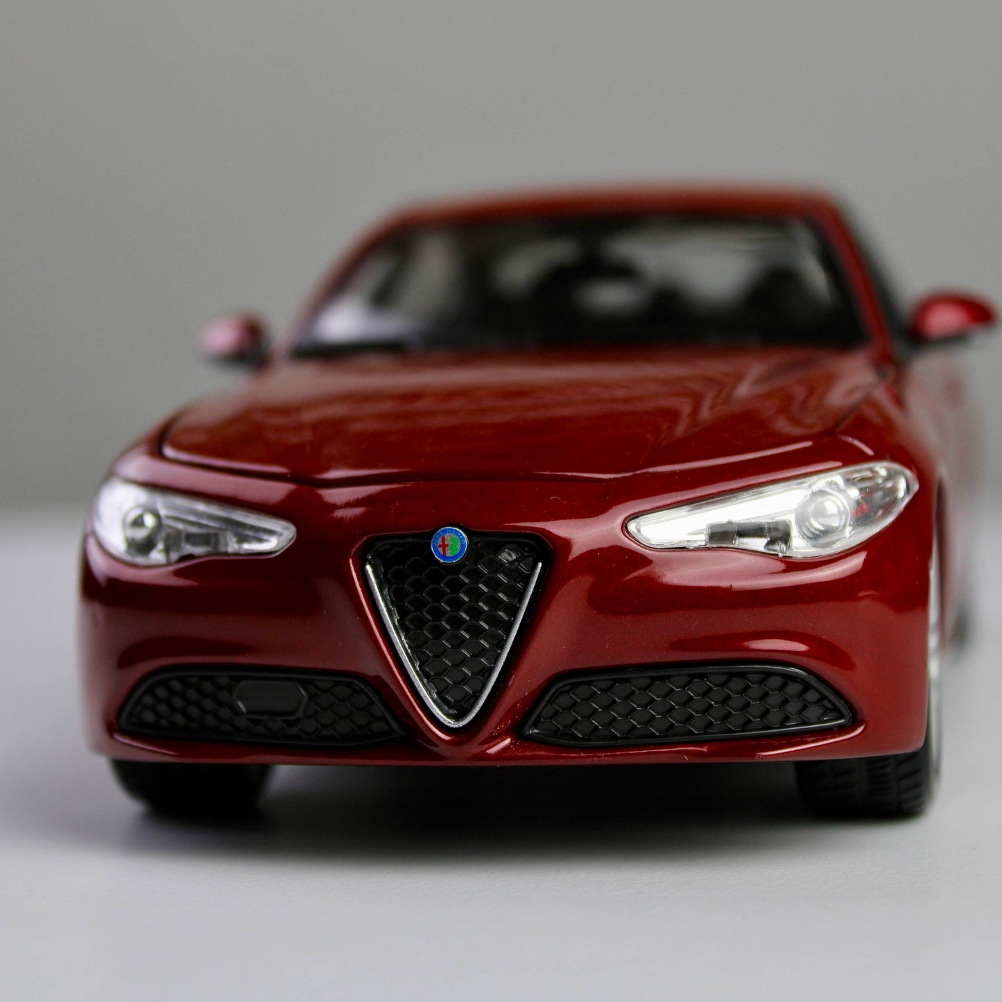 Bburago Alfa Romeo Giulia 1:24 Die-Cast Model Car