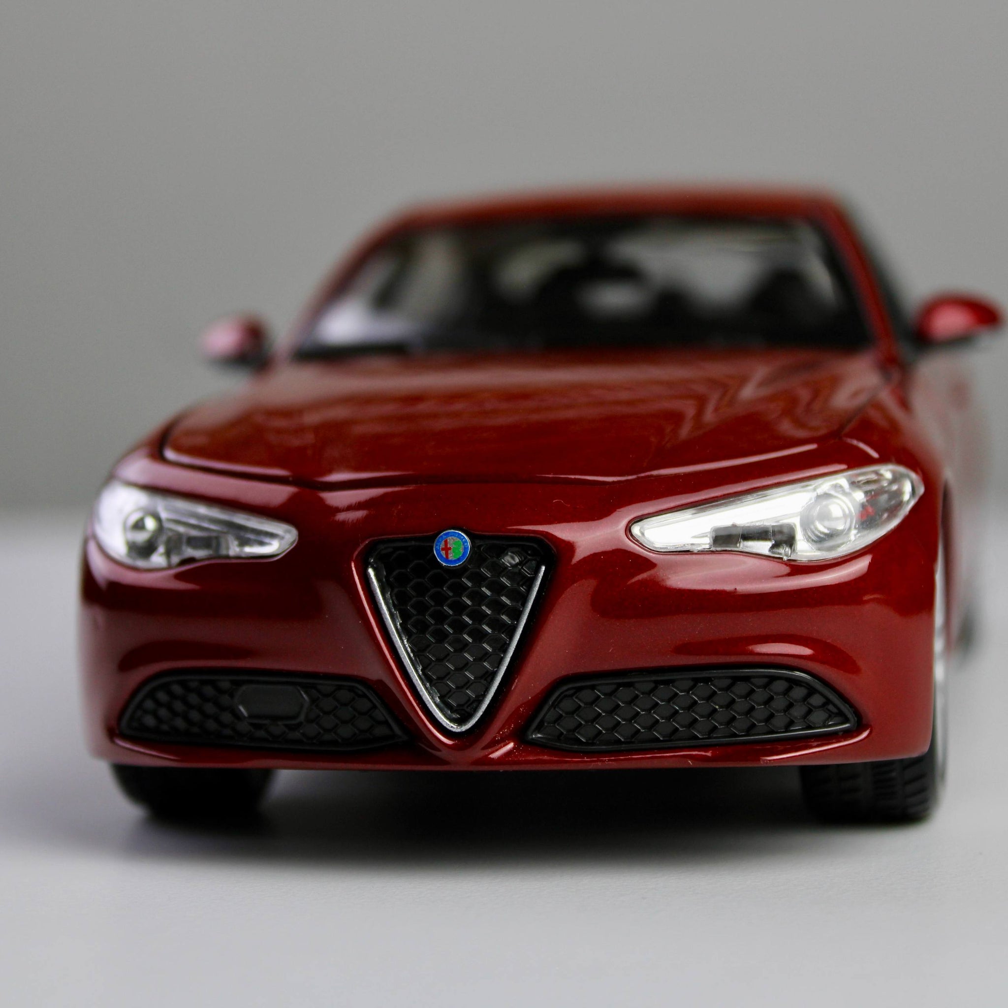 Bburago Alfa Romeo Giulia 1:24 Die-Cast Model Car