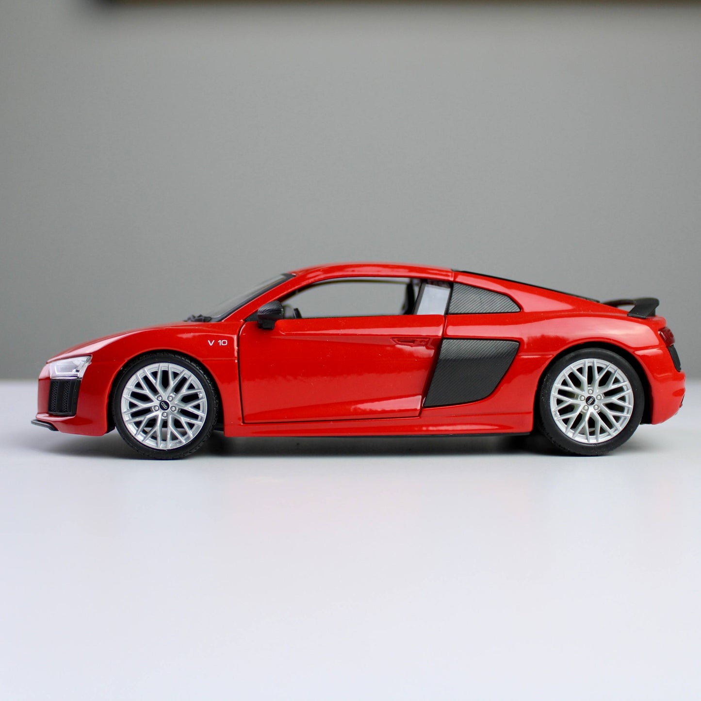 سيارة مايستو أودي R8 V10 بلس نموذجية مصبوبة بمقياس 1:24