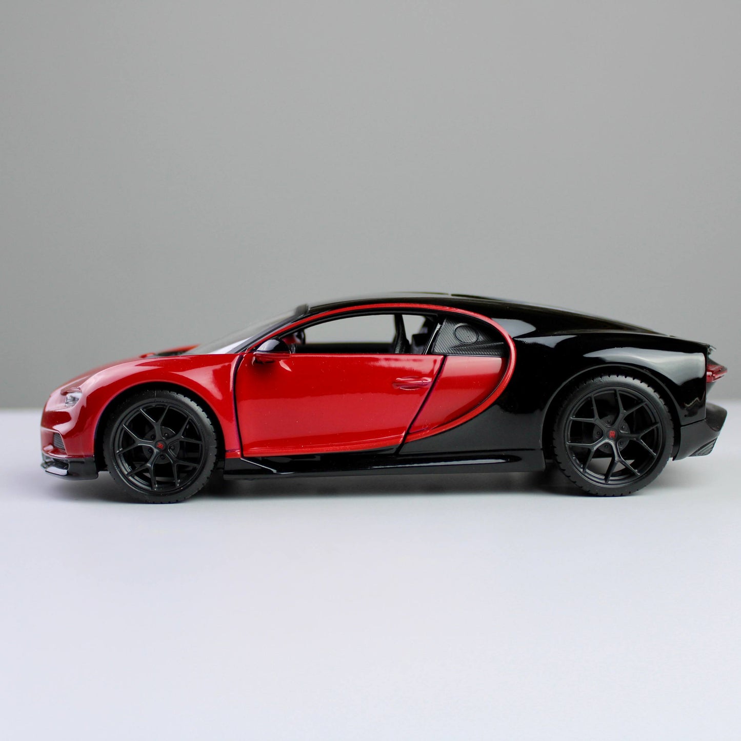 Maisto Bugatti Chiron Sport 1:24 Die-Cast Model Car