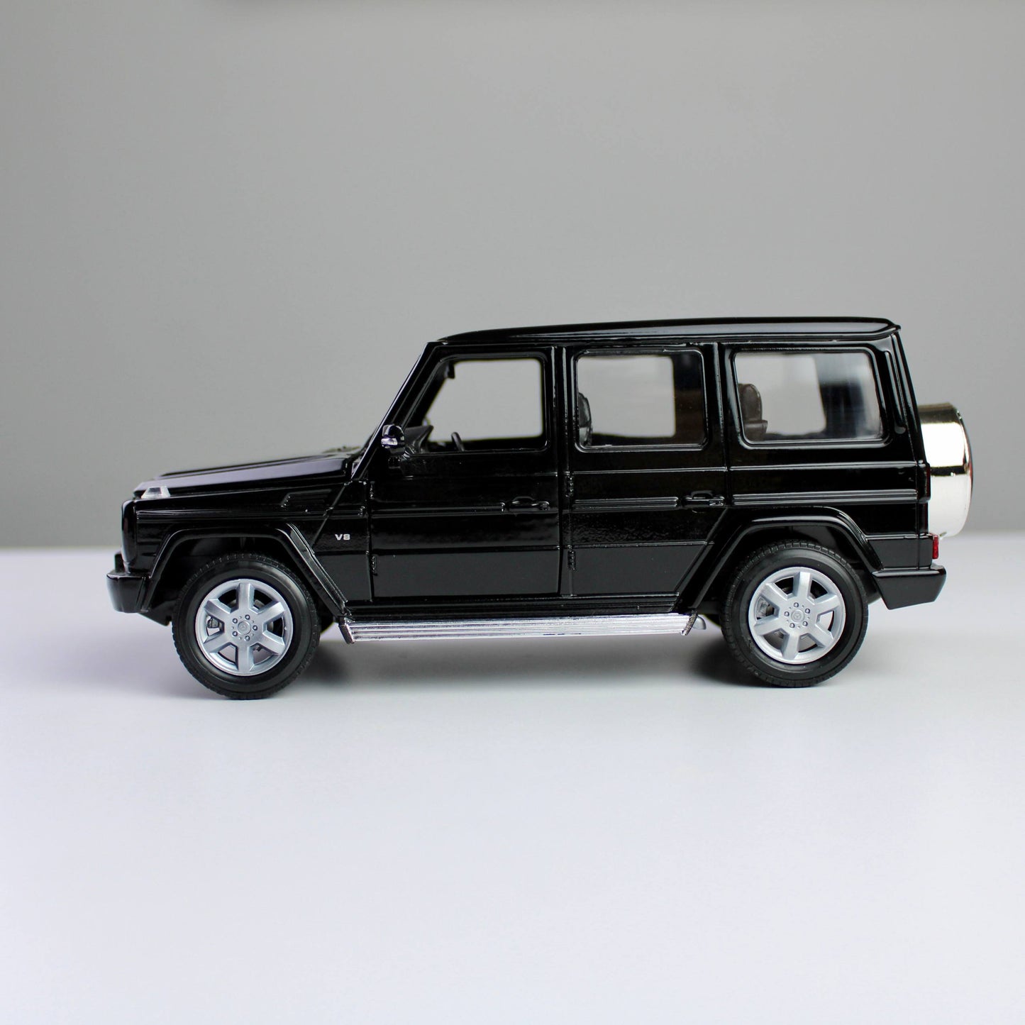 Welly Mercedes-Benz G-Class 1:24 Die-Cast Model Car