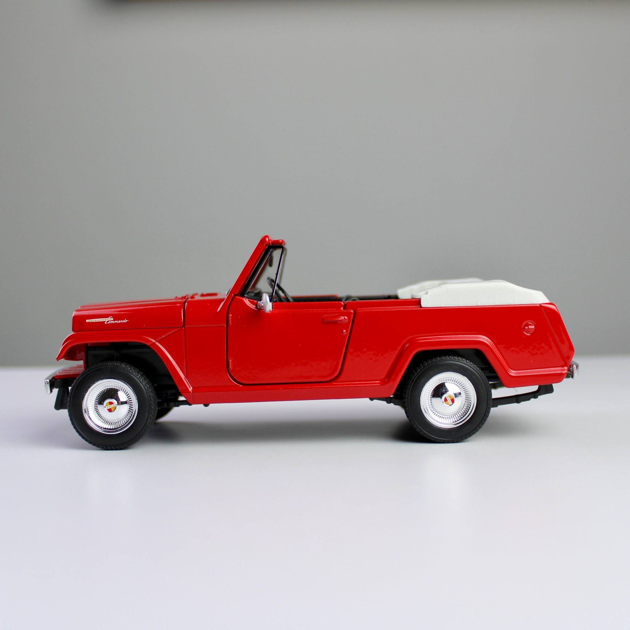 Welly Jeep Jeepster Commando 1967 Roadster 1:24 Die-Cast Model