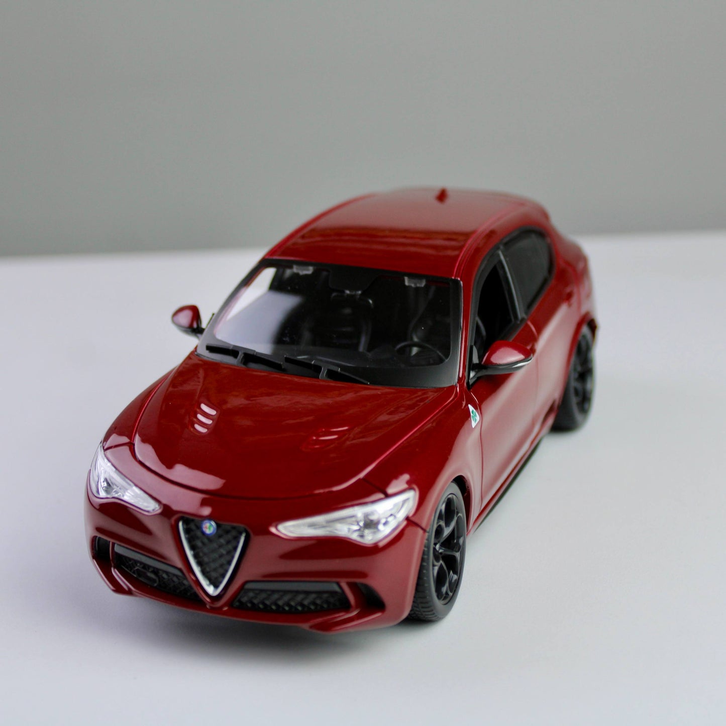 Bburago Alfa Romeo Stelvio 1:24 Die-Cast Model Car