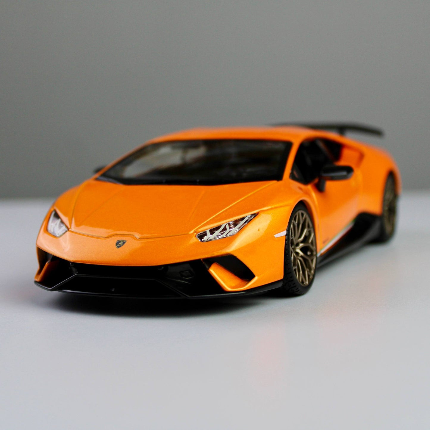 Bburago Lamborghini Huracán Performante 1:24 Die-Cast Model Car