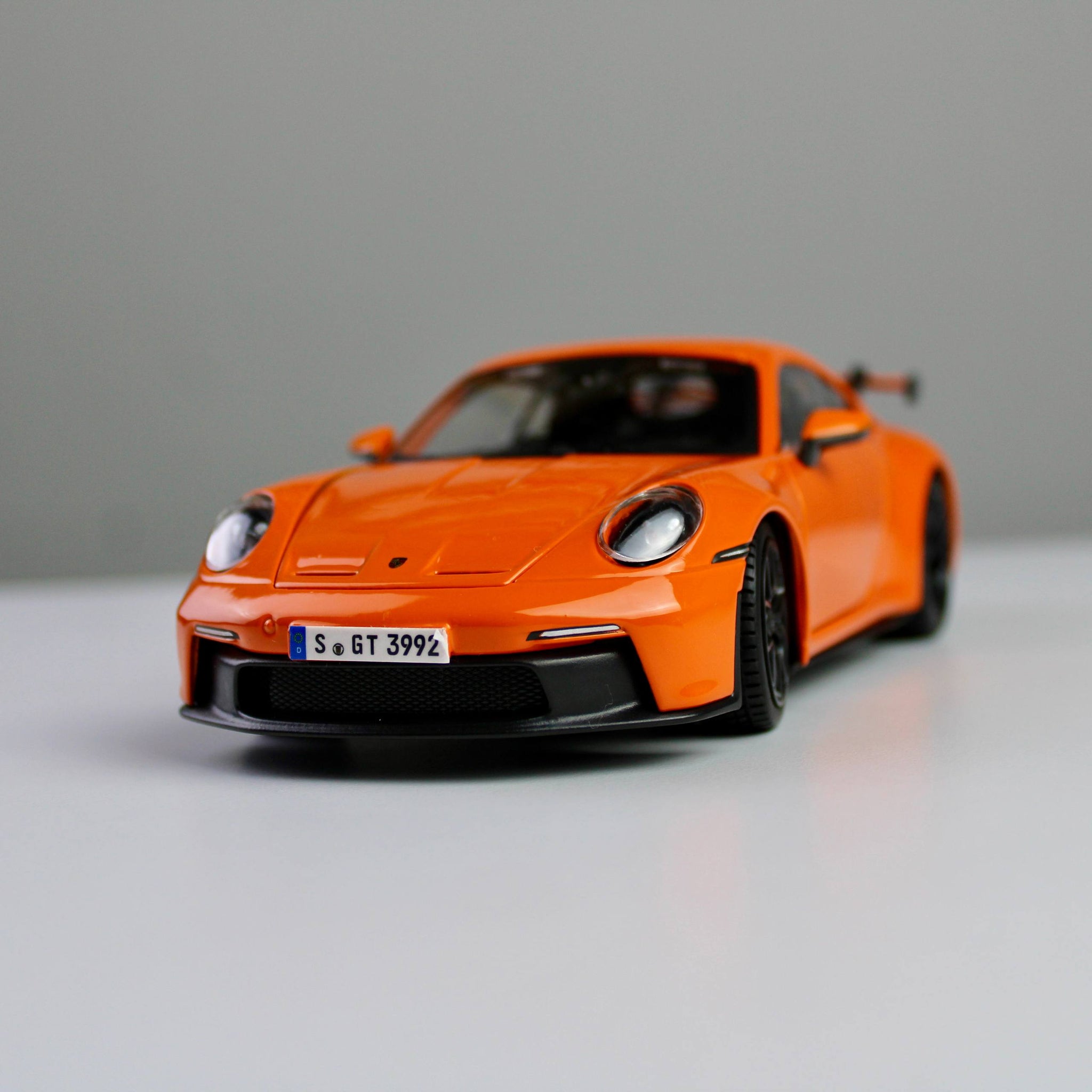 سيارة نموذج بورش 911 GT3 من Bburago بمقياس 1:24 - مجموعة ستار