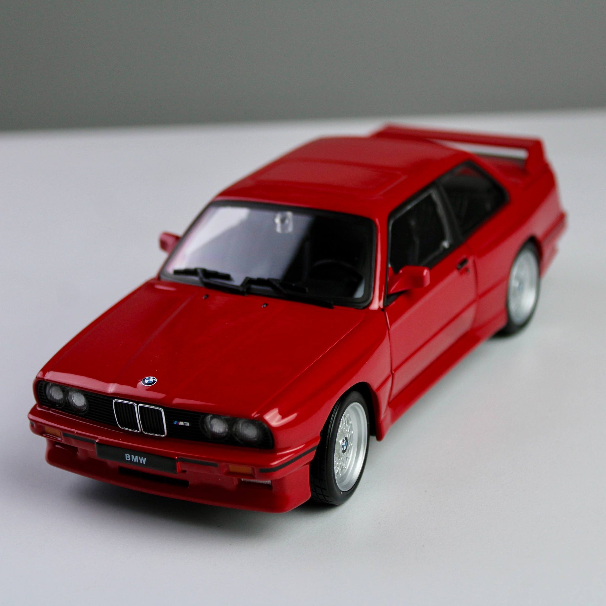 Bburago BMW M3 (E30) 1988 1:24 Die-Cast Model Car – Star Collezione