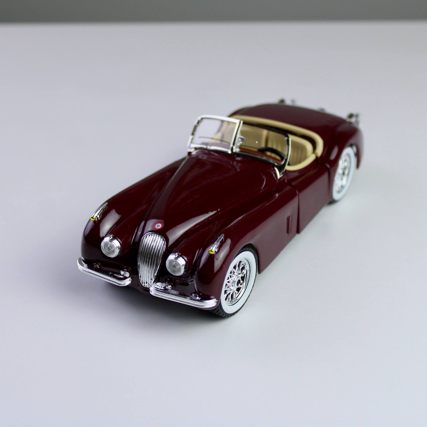 Bburago Jaguar XK 120 Roadster 1951 1:24 Die-Cast Model Car