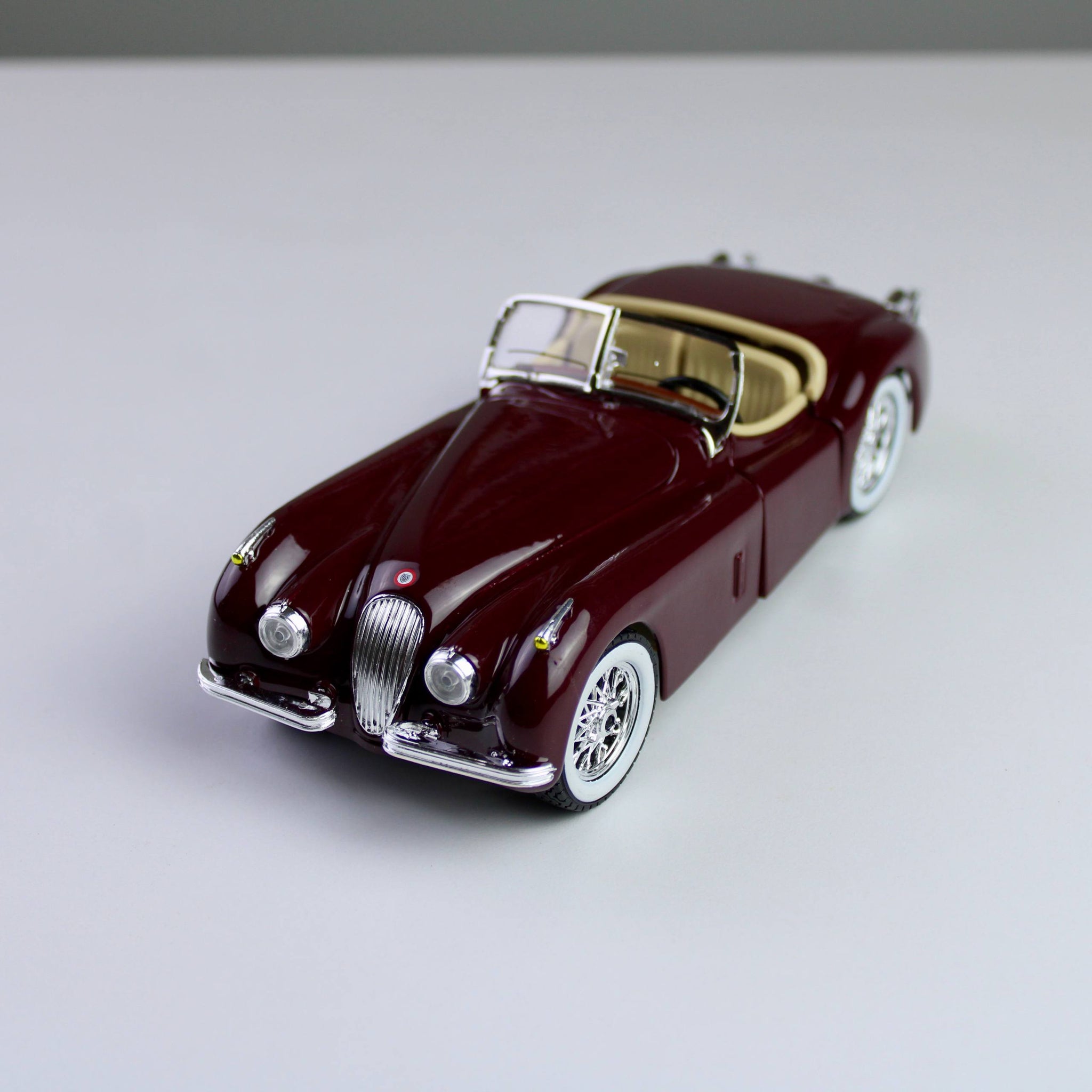 Bburago Jaguar XK 120 Roadster 1951 1:24 Die-Cast Model Car