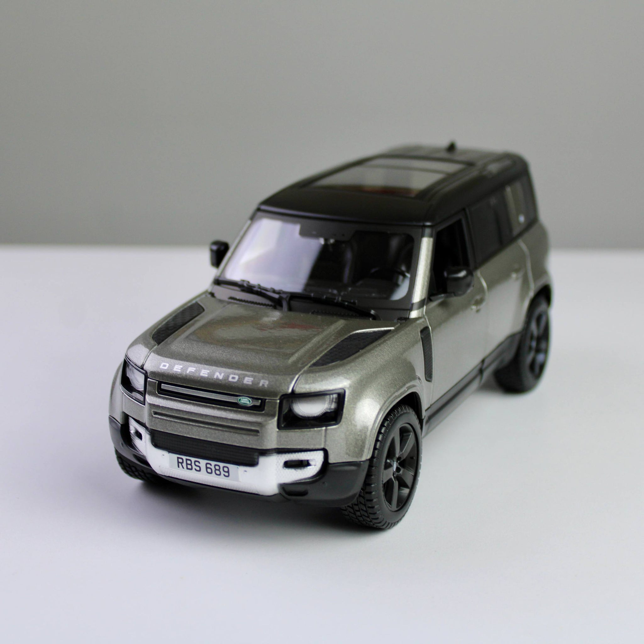 Bburago Land Rover Defender 110 2022 1:24 Die-Cast Model