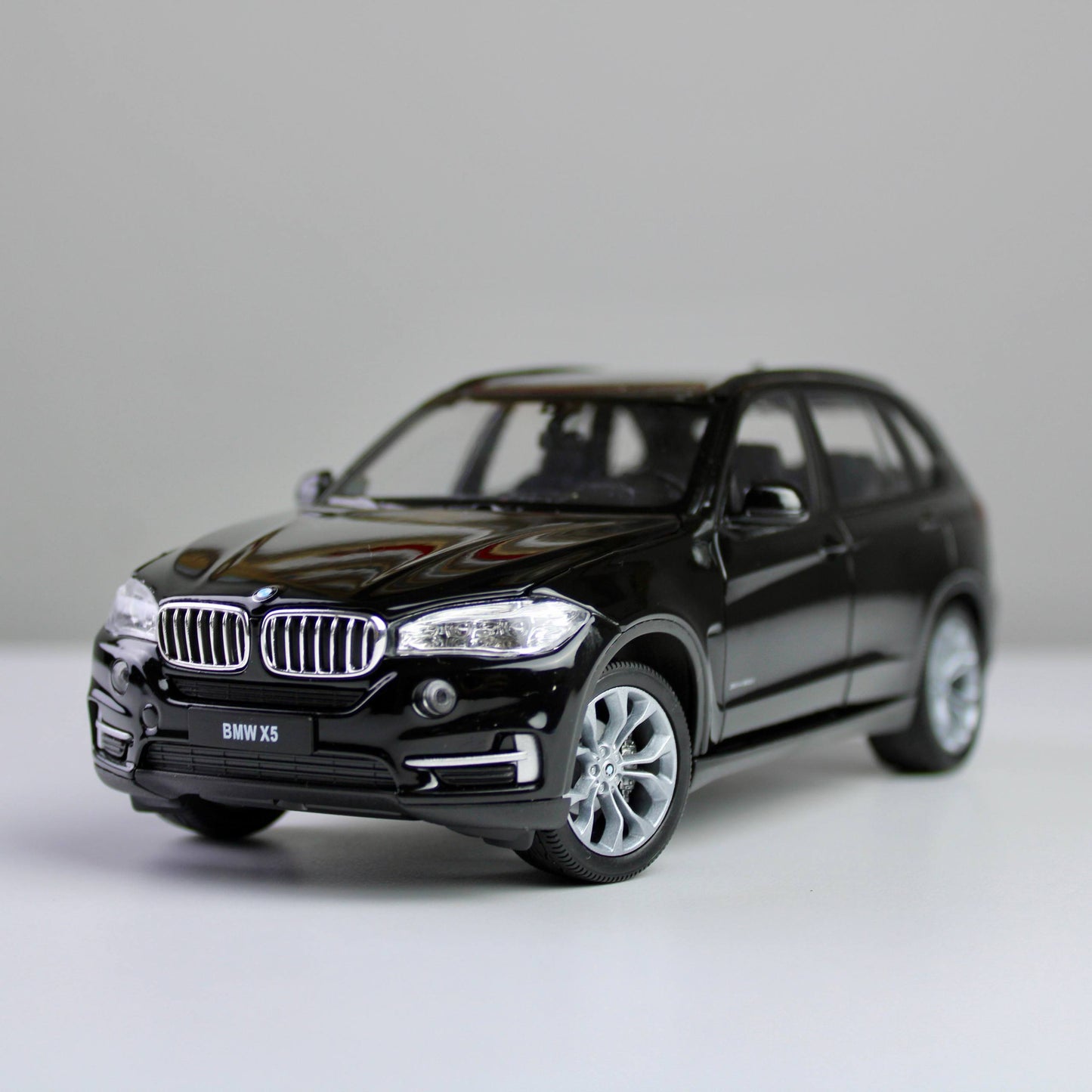 Welly BMW X5 1:24 Die-Cast Model SUV