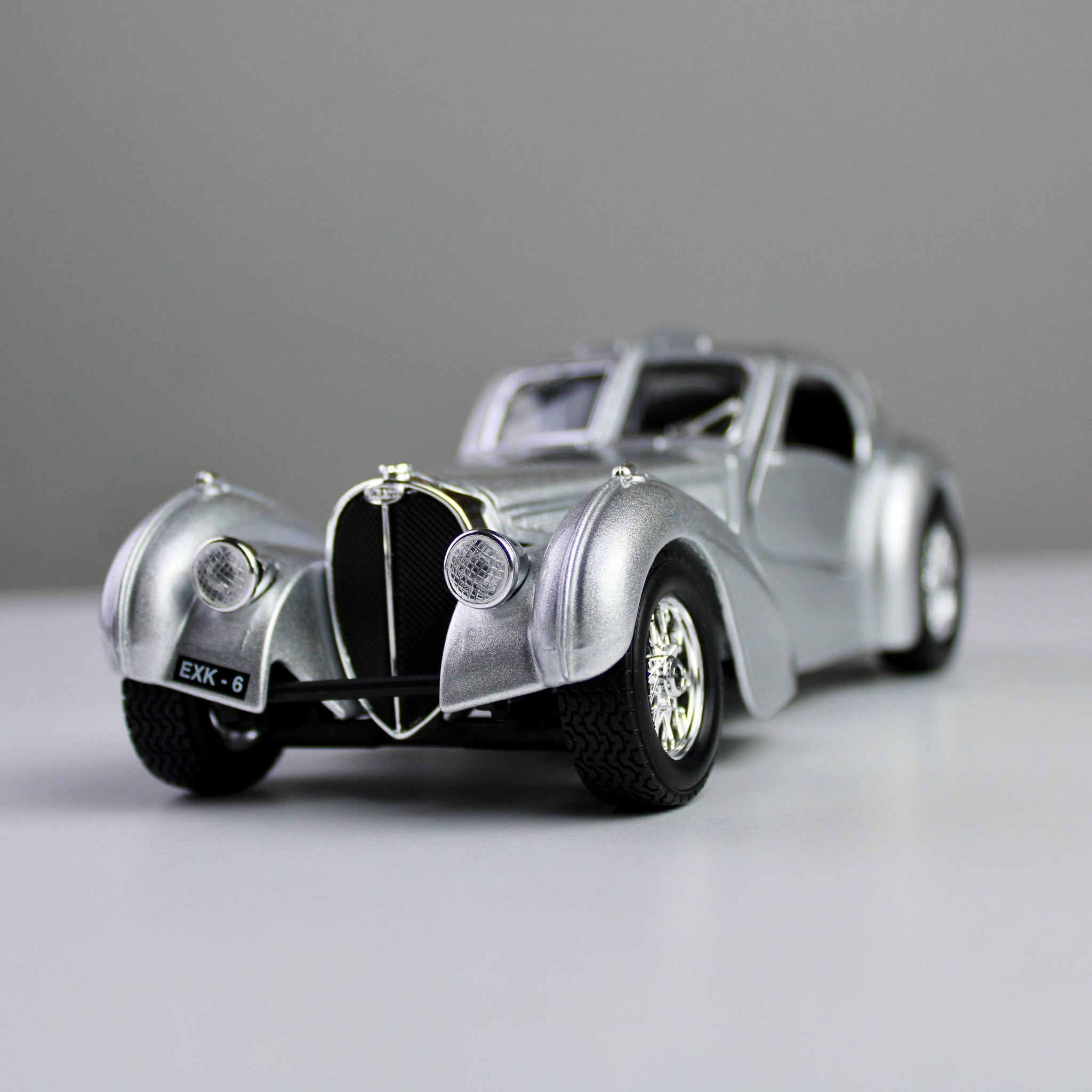 Bburago Bugatti Atlantic 1:24 Die-Cast Model Car – Star Collezione