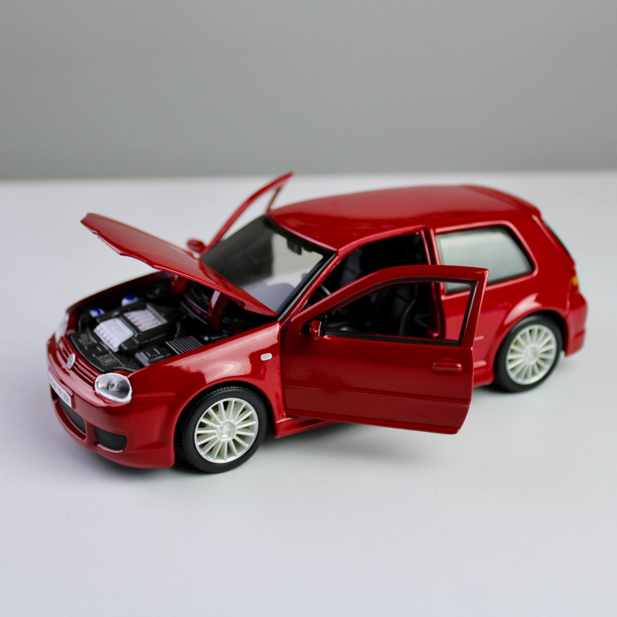 Maisto Volkswagen Golf R32 1:24 Die-Cast Model Car – Special Edition