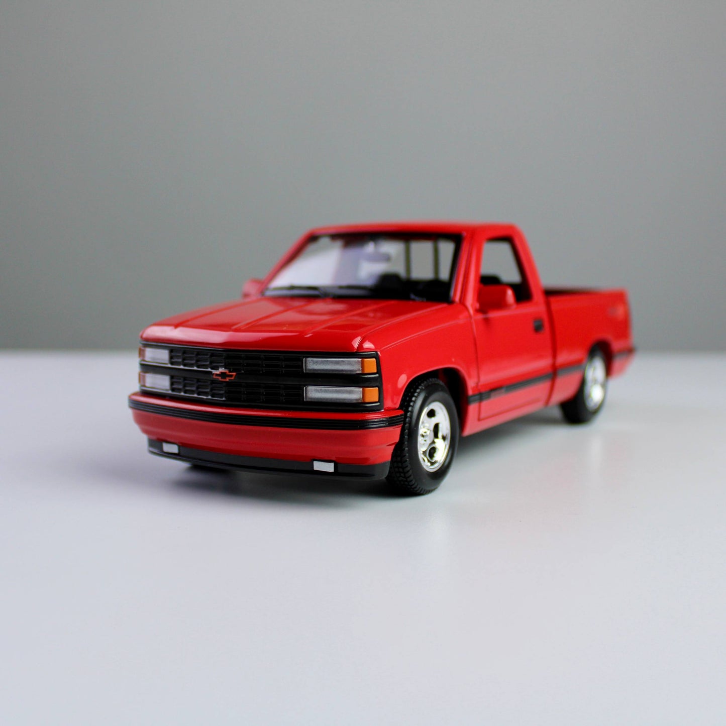 Maisto Chevrolet 454 SS Pickup 1993 1:24 Die-Cast Model Truck – Special Edition