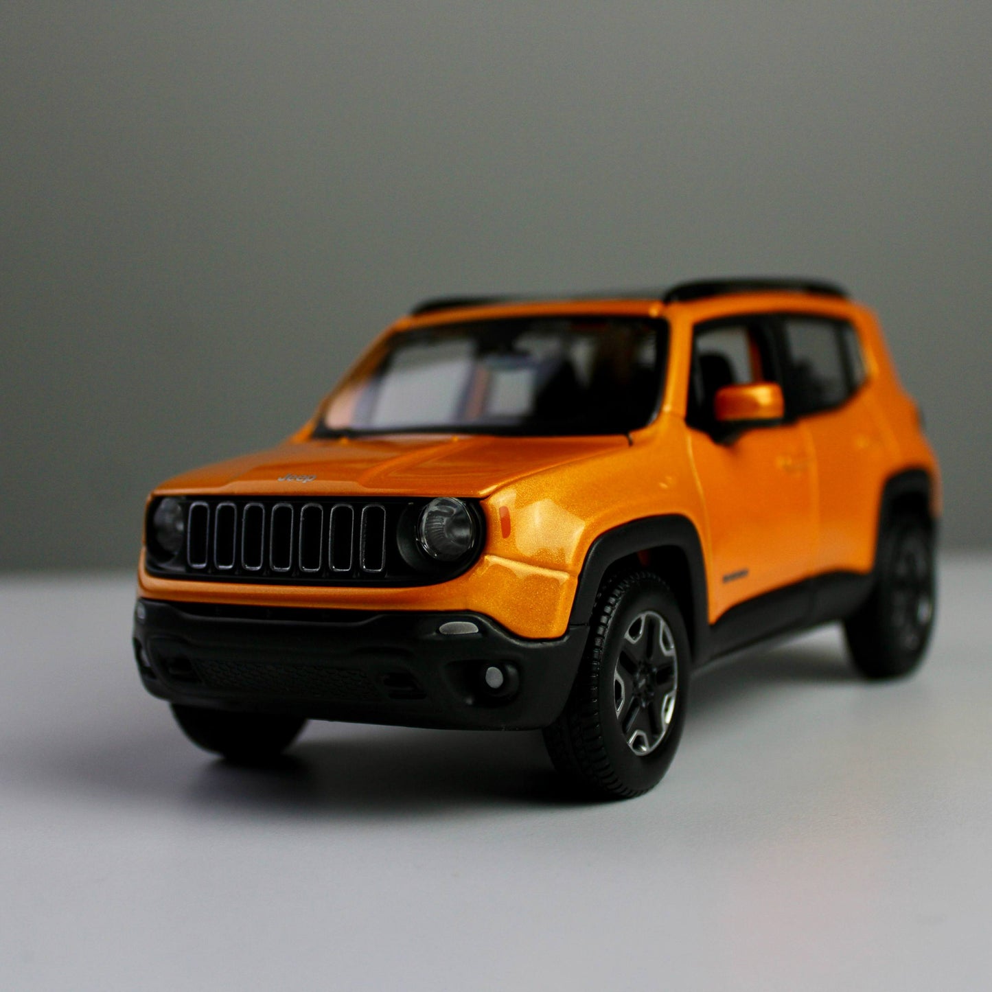 Maisto Jeep Renegade 1:24 Die-Cast Model SUV
