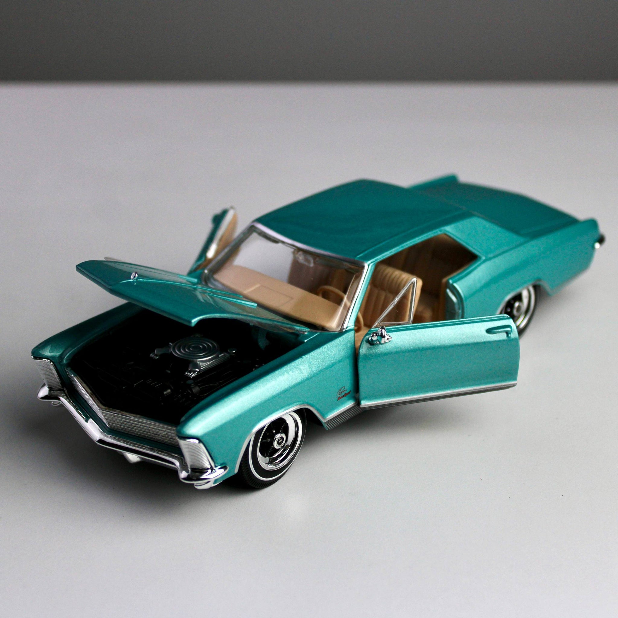 Maisto Buick Riviera 1965 1:26 Die-Cast Model Car – Special Edition