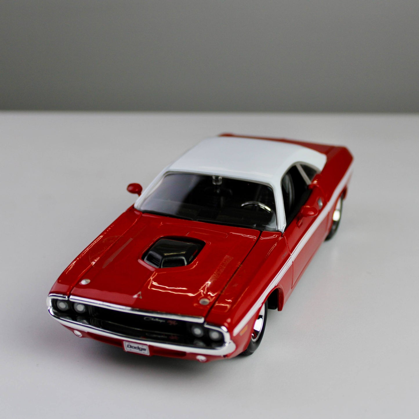 Maisto Dodge Challenger R/T Coupe 1970 1:24 Die-Cast Model Car