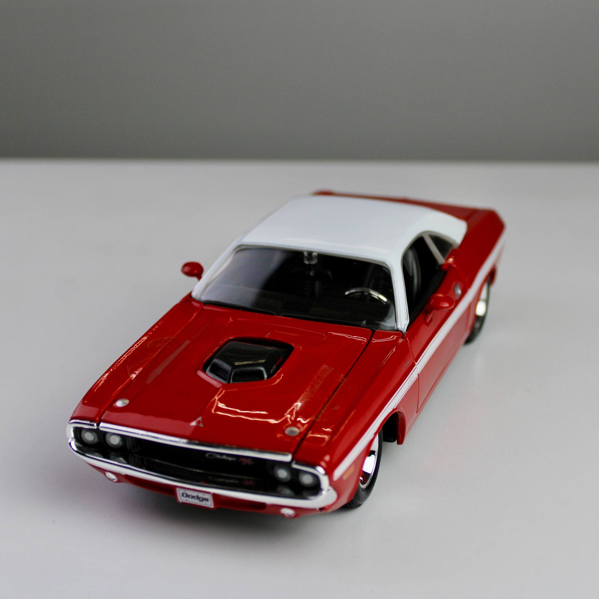 Maisto Dodge Challenger R/T Coupe 1970 1:24 Die-Cast Model Car